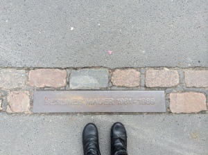 indicação de onde o muro de Berlim passava